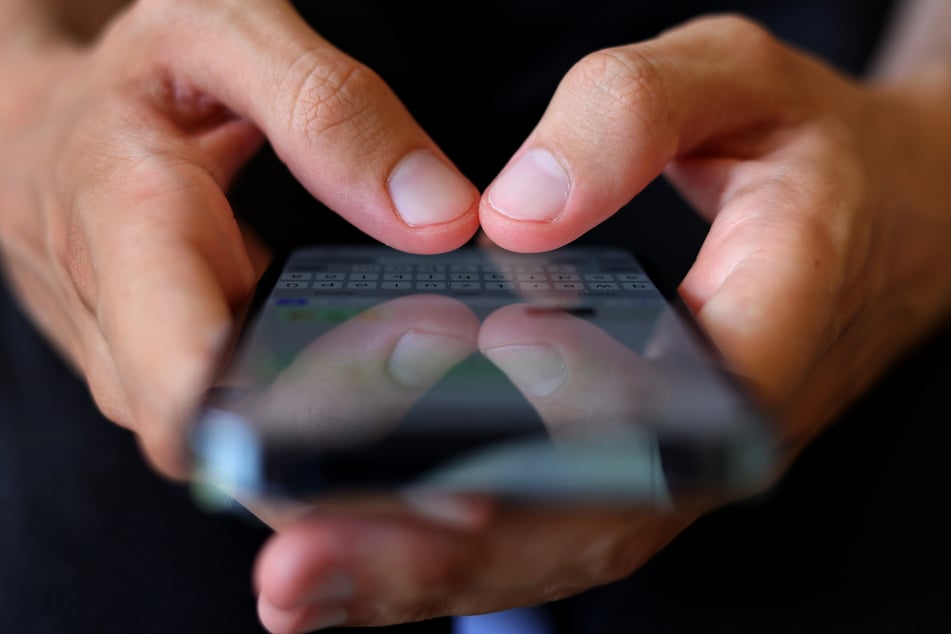 Ein 22-Jähriger soll sich per Messenger als Sohn oder Bekannter ausgegeben und so Dutzende Menschen betrogen haben. (Symbolbild)