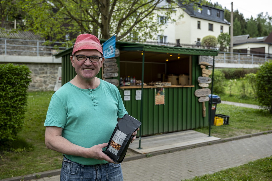 Steffen Konkol (60) alias "Kaffee-Kurt" zeigt seine neue Preßnitztal-Mischung.