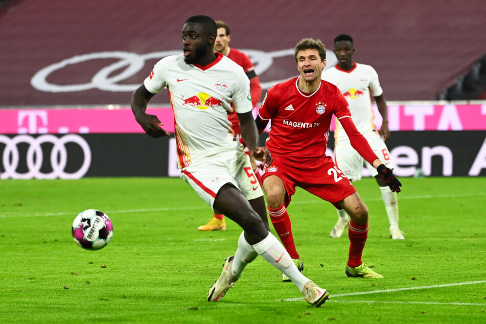 Ab der kommenden Saison wird Upamecano nicht gegen, sondern mit Thomas Müller (31) kicken. (Archivbild)