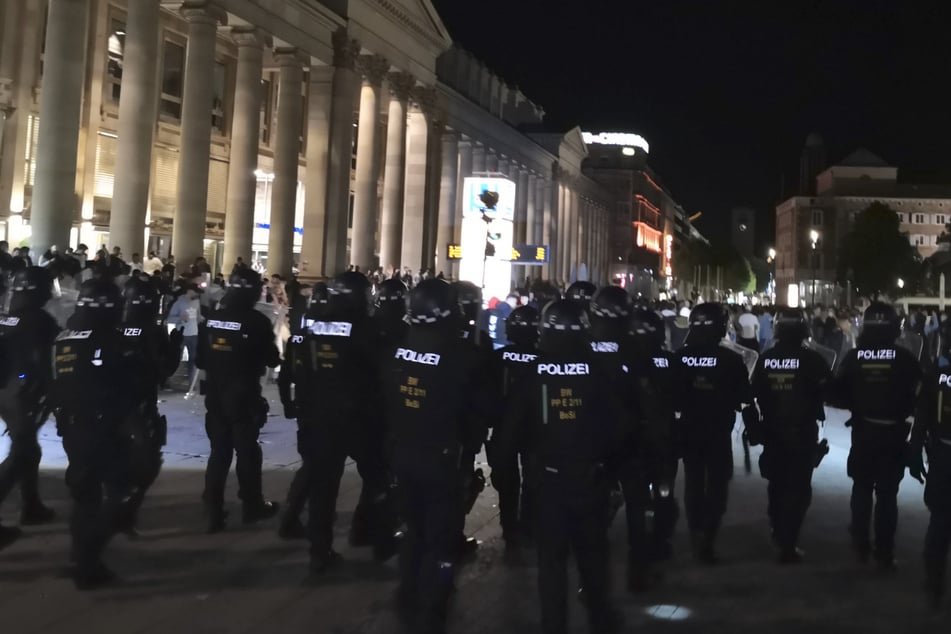 Einsatzkräfte am späten Samstagabend in der Stuttgarter Innenstadt.