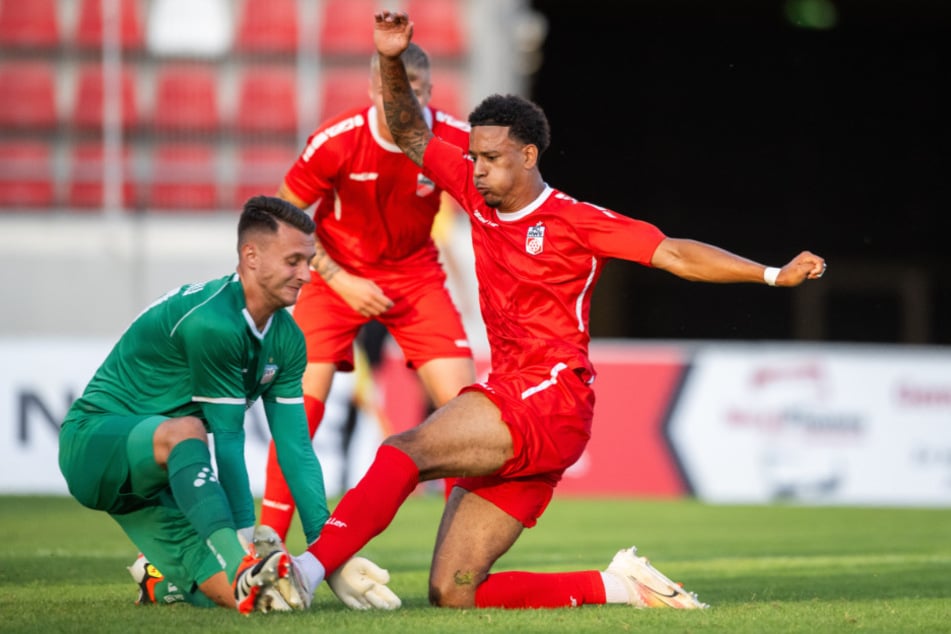 Sah absolut unglücklich aus: Erfurts Jeremiaha Maluze (19, r.) setzte nach und stocherte FSV-Keeper Lucas Hiemann (25) den Ball durch die Beine zum 1:0 für RWE.