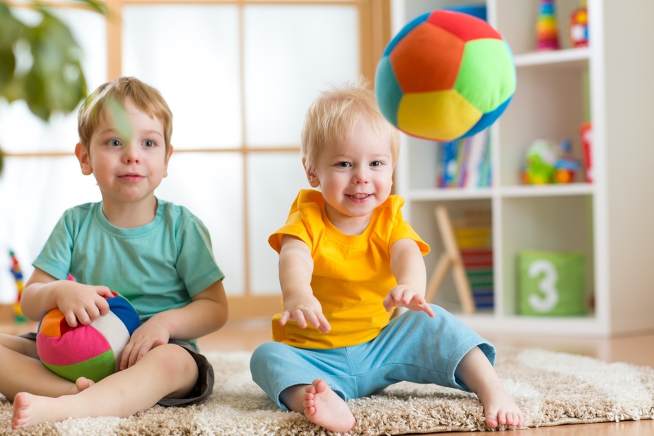 Viele Kinder lieben es, Bälle zu werfen. Softbälle oder Socken eignen sich für Wurf-Bewegungsspiele.