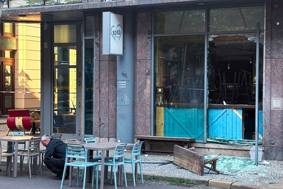 Durch die Explosion in der Universitätsstraße wurde der Frontbereich eines Lokals stark beschädigt. Das Café/Bar ist bei Studenten sehr beliebt.