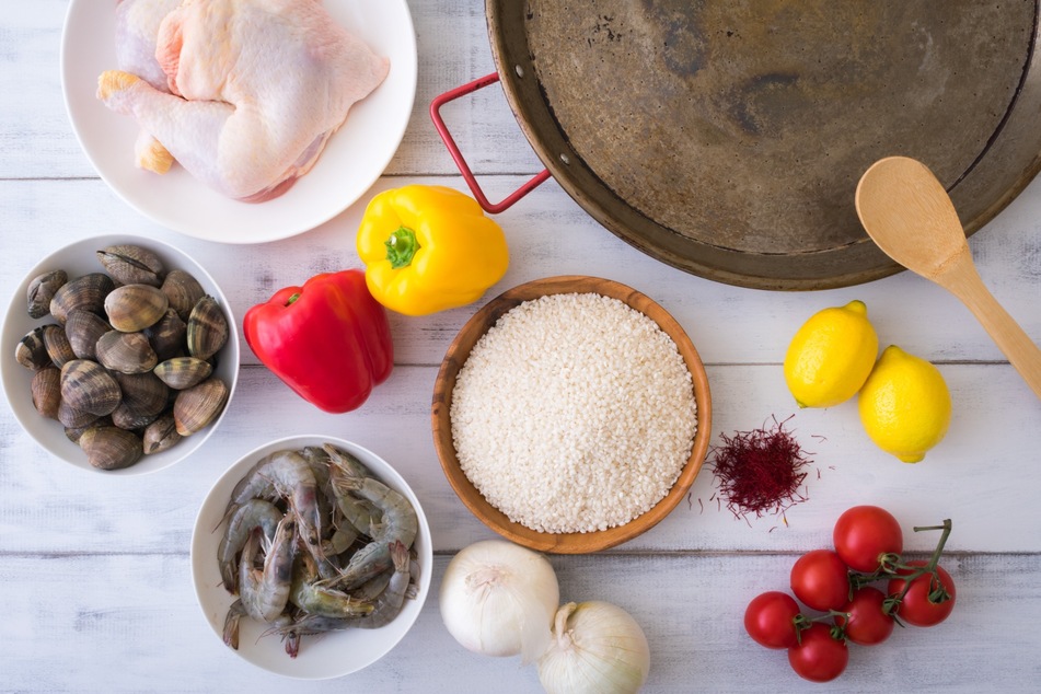 Frische Zutaten für eine einfache Paella.