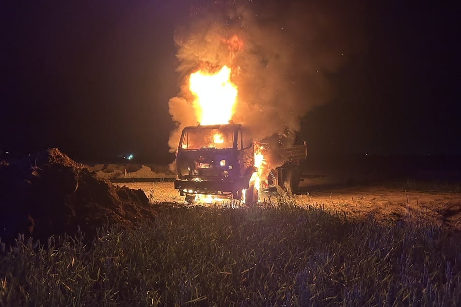 Auf einer Baustelle an der B176 ist in der Nacht zu Donnerstag ein Laster in Brand geraten.
