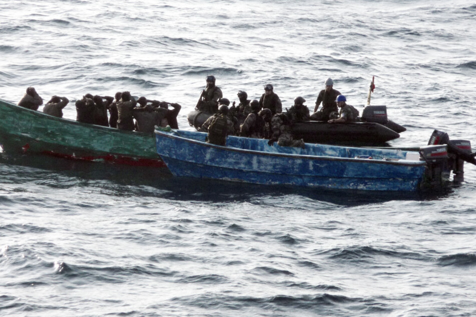 Piraten haben sich dem Containerschiff mit einem Schnellboot genähert. (Symbolbild).