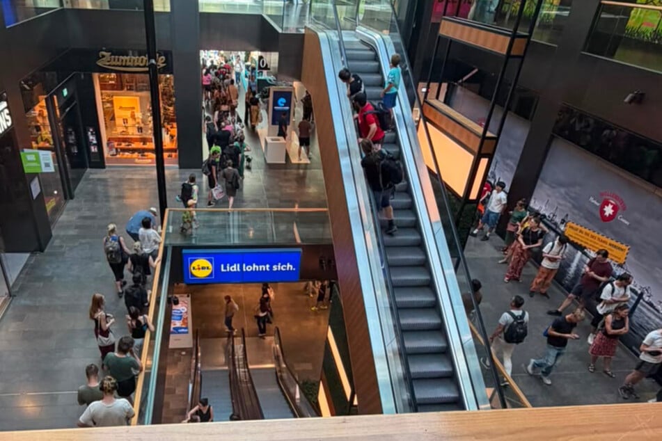 Am Dienstagabend standen die Leipzigerinnen und Leipziger in den Höfen am Brühl Schlange für die Sonnenfinsternisbrillen.