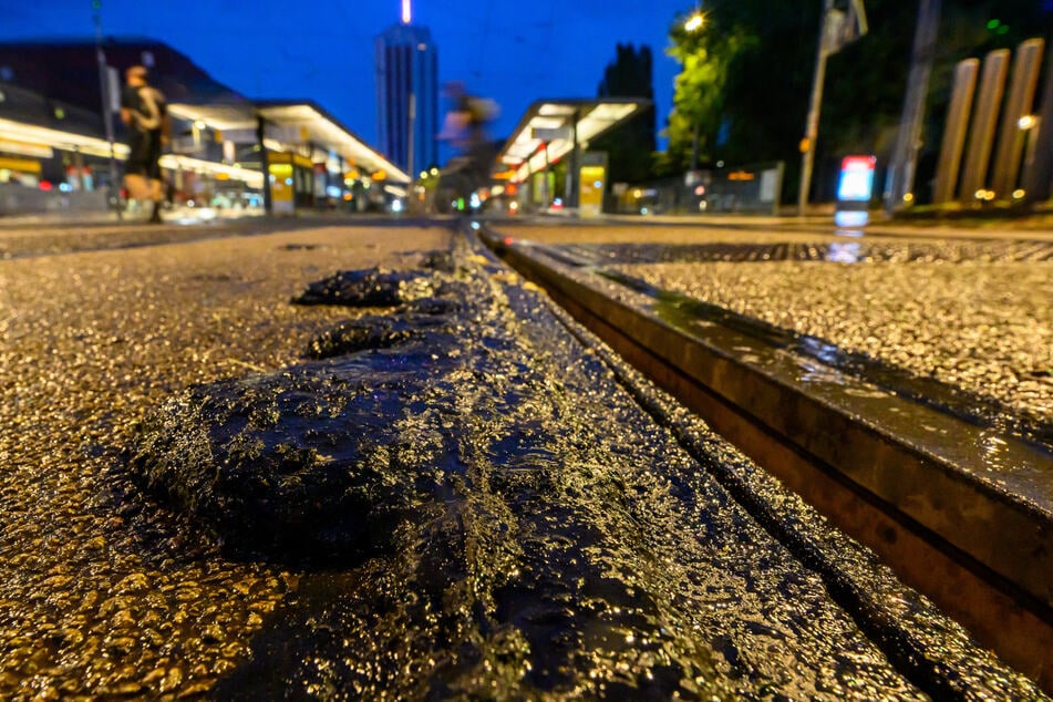 Die hohen Temperaturen am vergangenen Samstag hatten die Bitumen-Fugenmasse in vielen Bereichen flüssig werden lassen. Am Abend hatten die LVB gegen 18 Uhr verkündet, den kompletten Straßenbahnverkehr vorerst einzustellen.