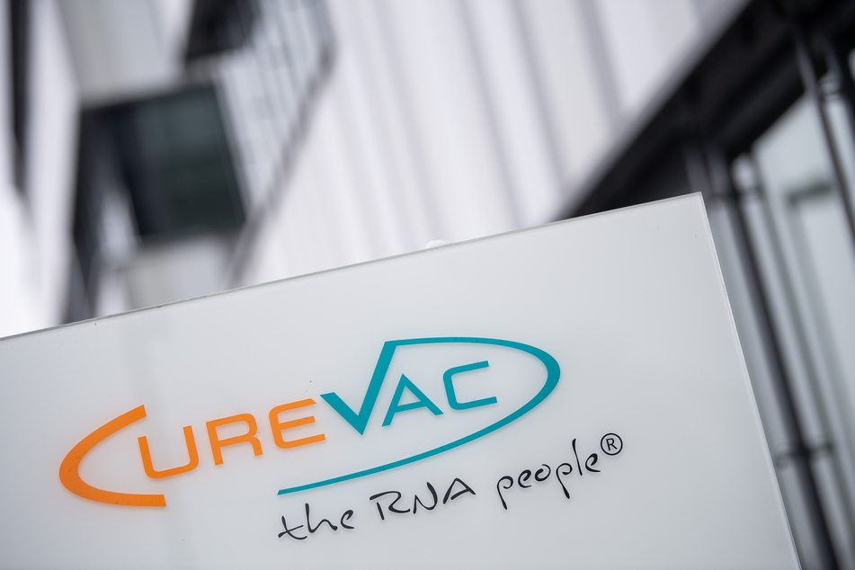 Das Logo des Biotech-Unternehmen Curevac mit dem Slogan «the RNA people» steht an der Unternehmenszentrale.