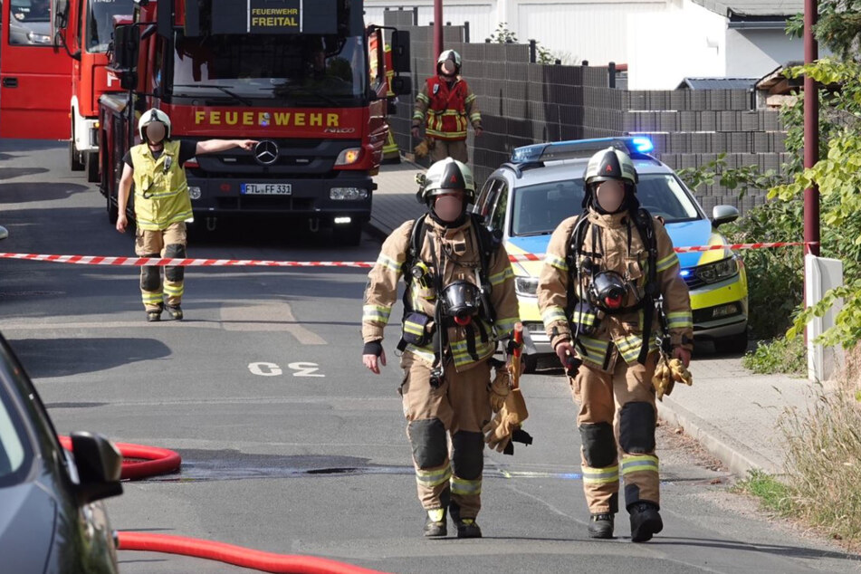 Nicht zum ersten Mal mussten die Feuerwehrleute in Freital wegen eines Brandes in dem ehemaligen Hotel anrücken.
