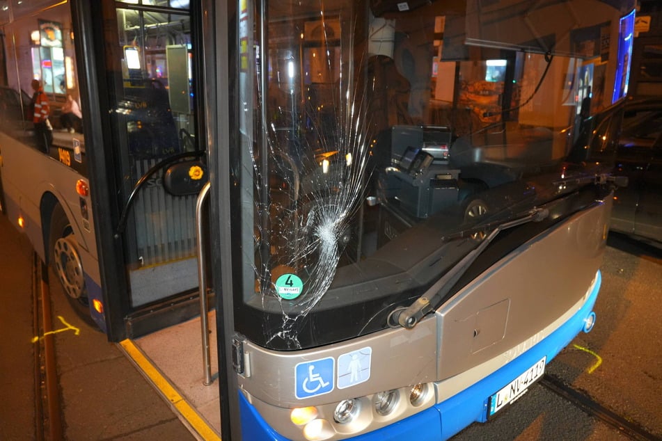Die Frontscheibe des Gelenkbusses wurde durch den Zusammenstoß beschädigt.