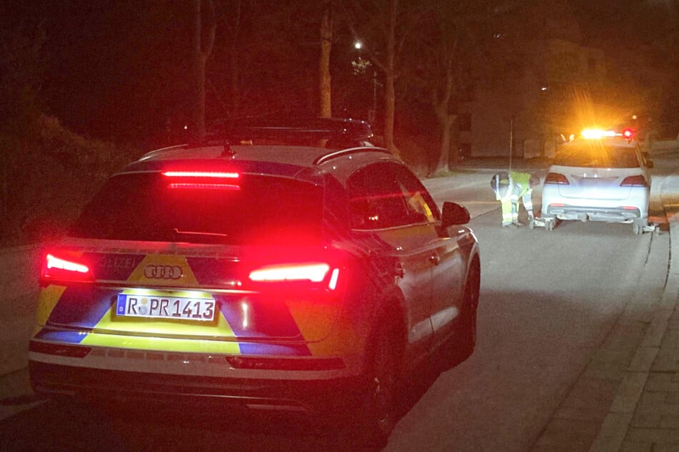 Wilde Verfolgungsjagd: Mercedes rast mit 240 km/h davon