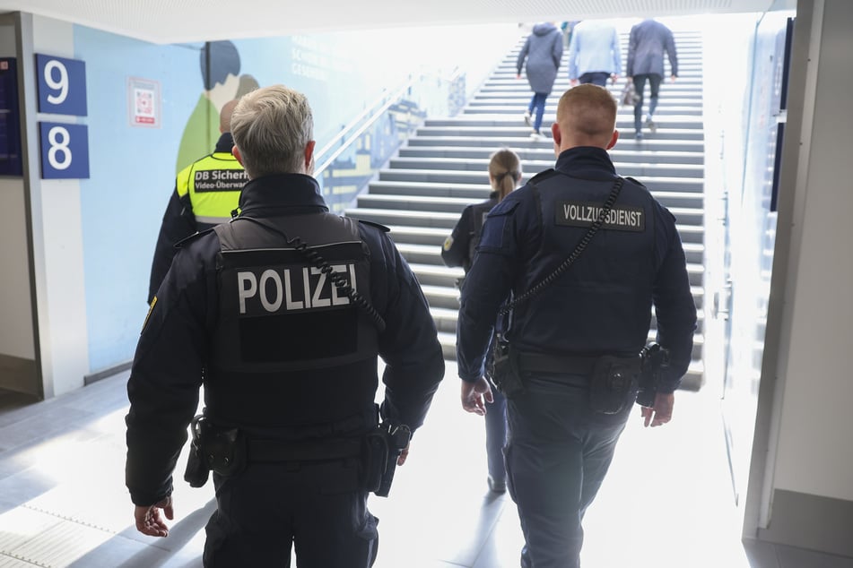 Frau wird am Bahnsteig geschubst und verletzt sich: Jetzt sucht die Polizei nach ihr