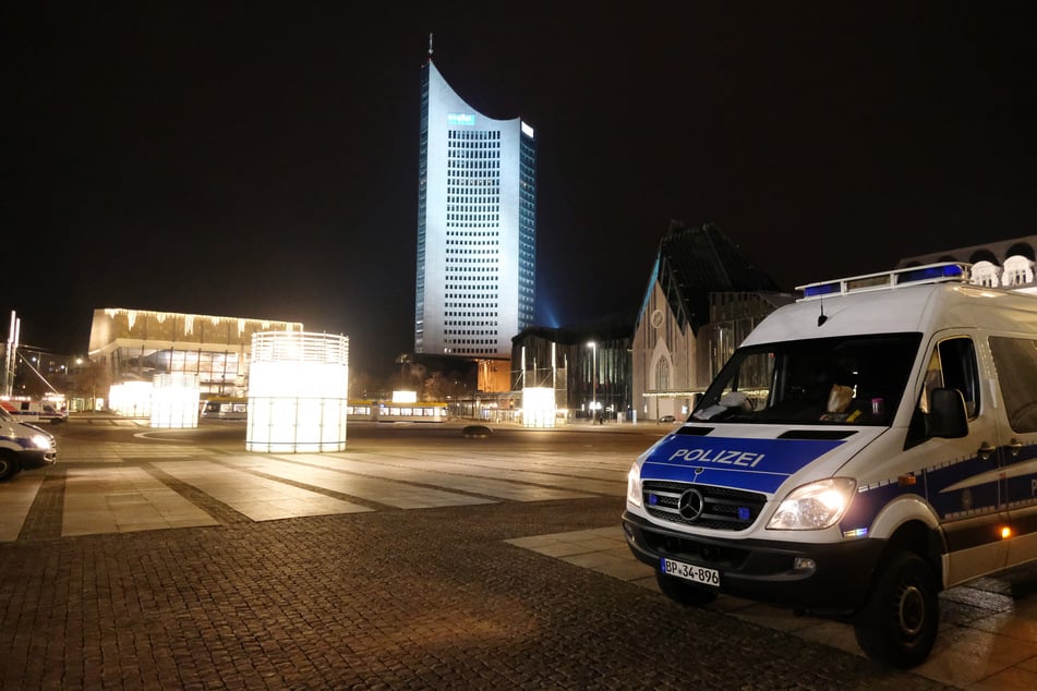Zu Silvester und Neujahr sind Feiern auf öffentlichen Plätzen in Sachsen untersagt. Wie schon im vergangenen Jahr wird die Polizei voraussichtlich Kontrollen durchführen. (Archivbild)
