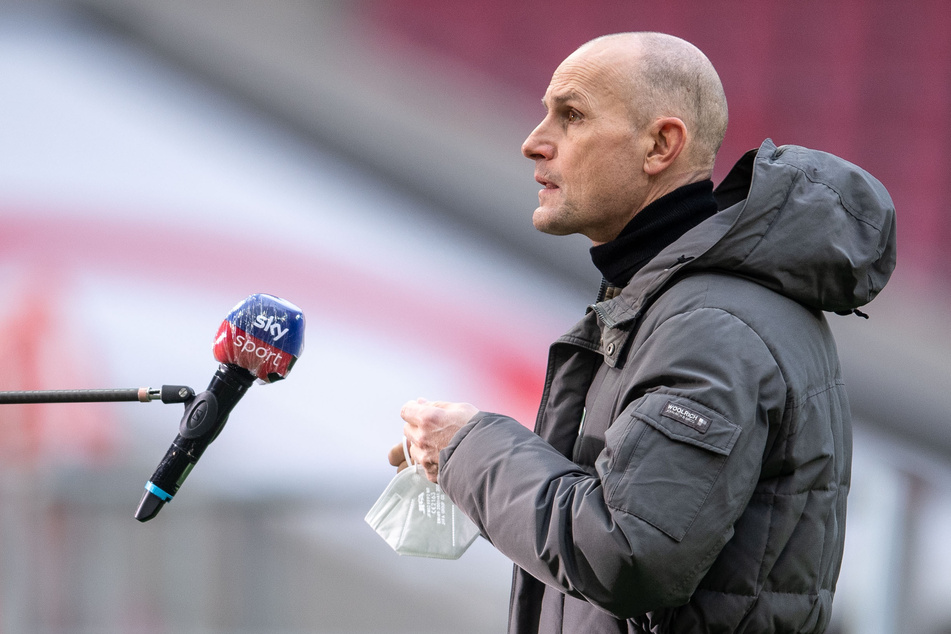 Auch Augsburg-Trainer Heiko Herrlich (49) findet es richtig, zu warten: "Wir stehen da weiter hinten, und das ist vollkommen richtig."