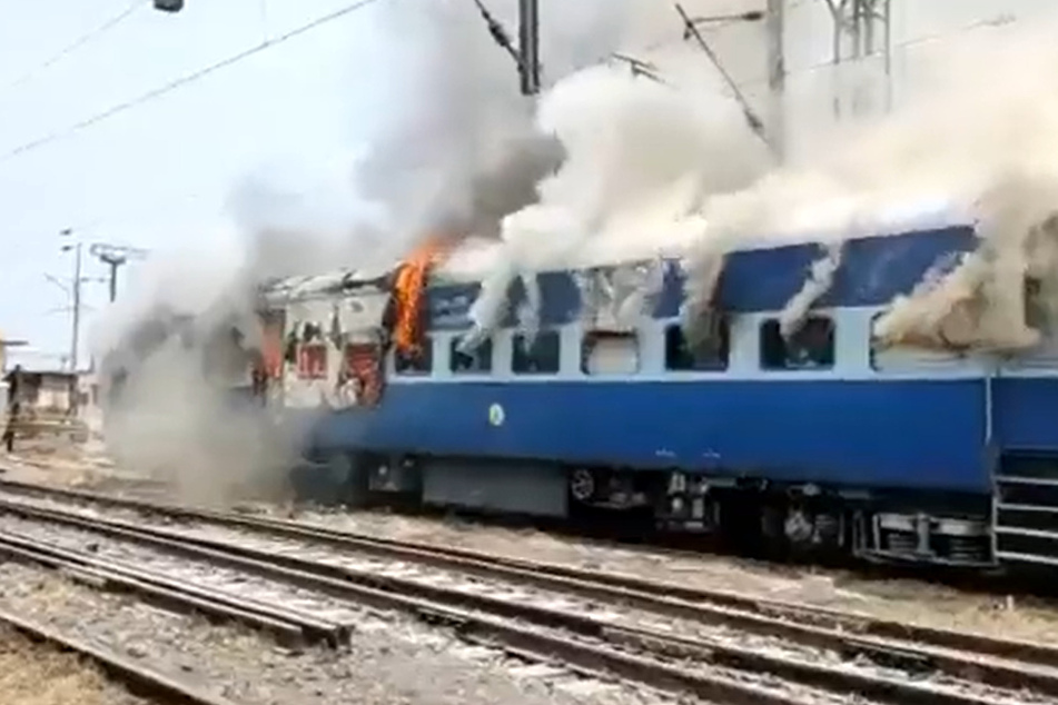 Am Bahnhof von Ara brennt es! Studenten haben einen Zug angezündet.