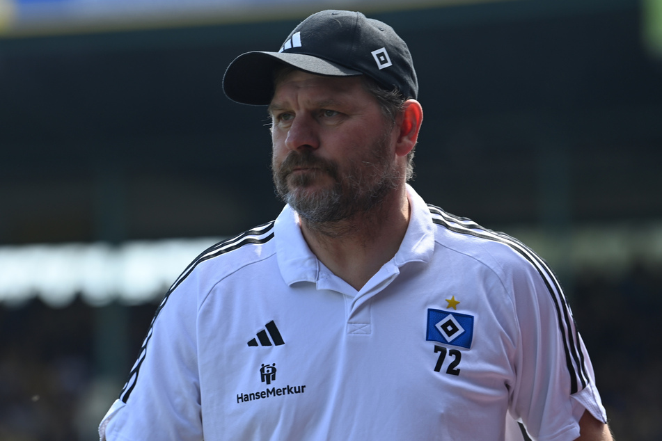 HSV-Coach Steffen Baumgart (52) war nach dem deutlichen Auswärtssieg gegen die Niedersachsen zufrieden mit dem Auftritt seiner Mannschaft.