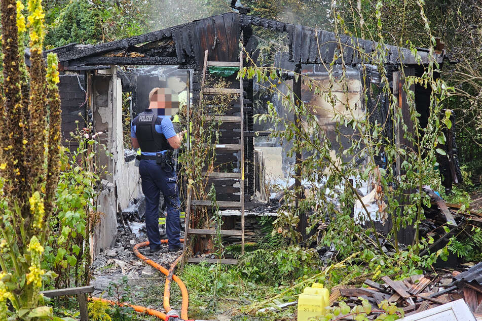 Eine Laube ist am Montagmorgen komplett in Flammen aufgegangen.