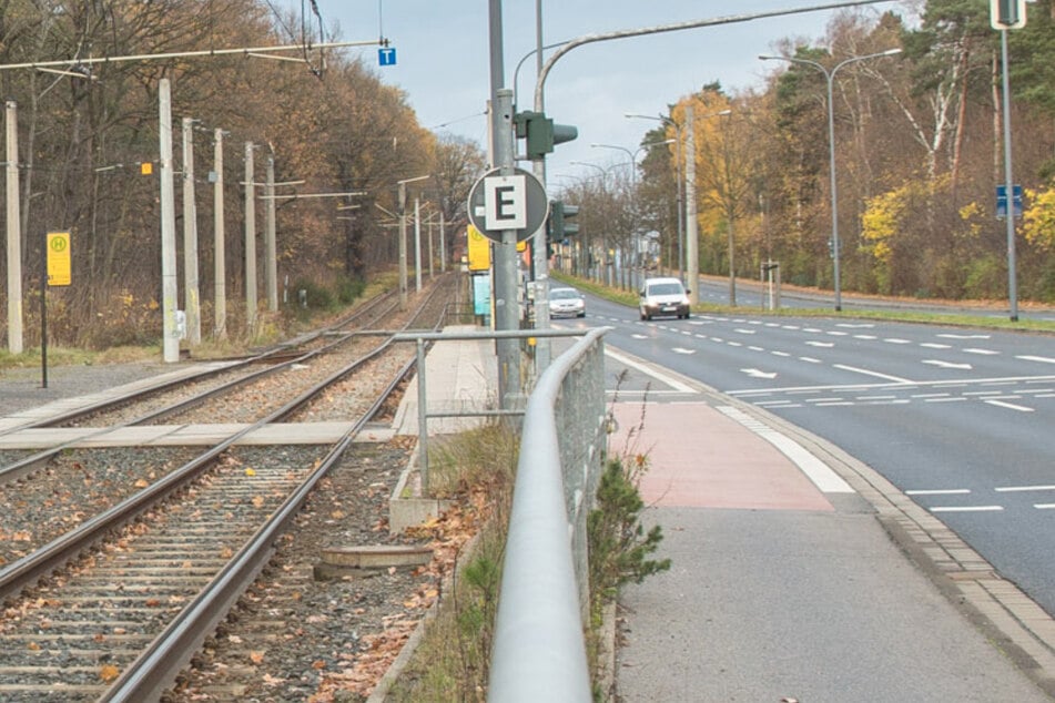 Der Unfall ereignete sich an einer Ampel in Höhe der Straßenbahnhaltestelle Infineon Süd. (Archivbild)