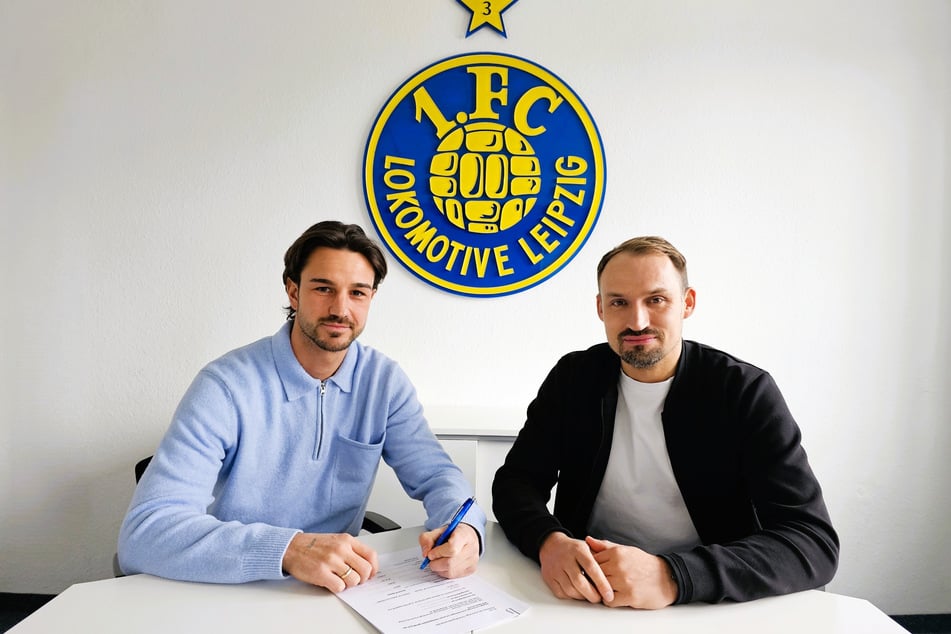 Kusic unterschreibt bei Lok Leipzig bis 2027. Geschäftsführer Toni Wachsmuth (39, r.) ist froh, dass alles reibungslos geklappt hat.
