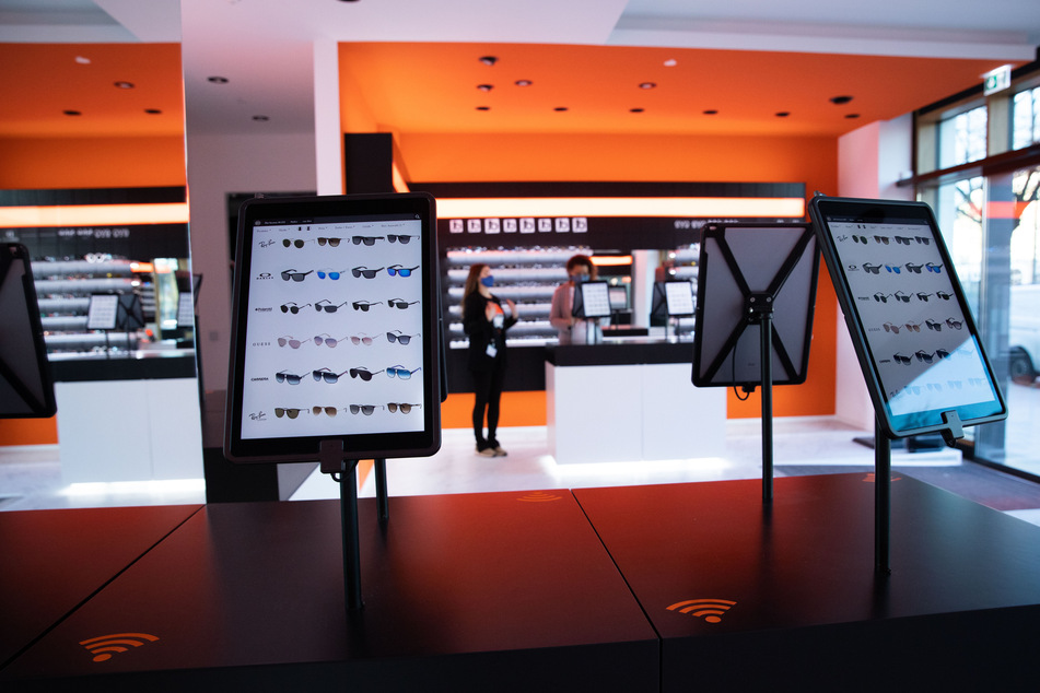 Bei dem Hamburger Optiker sollen Roboter in der Filiale am Ballindamm künftig einige Aufgaben übernehmen.