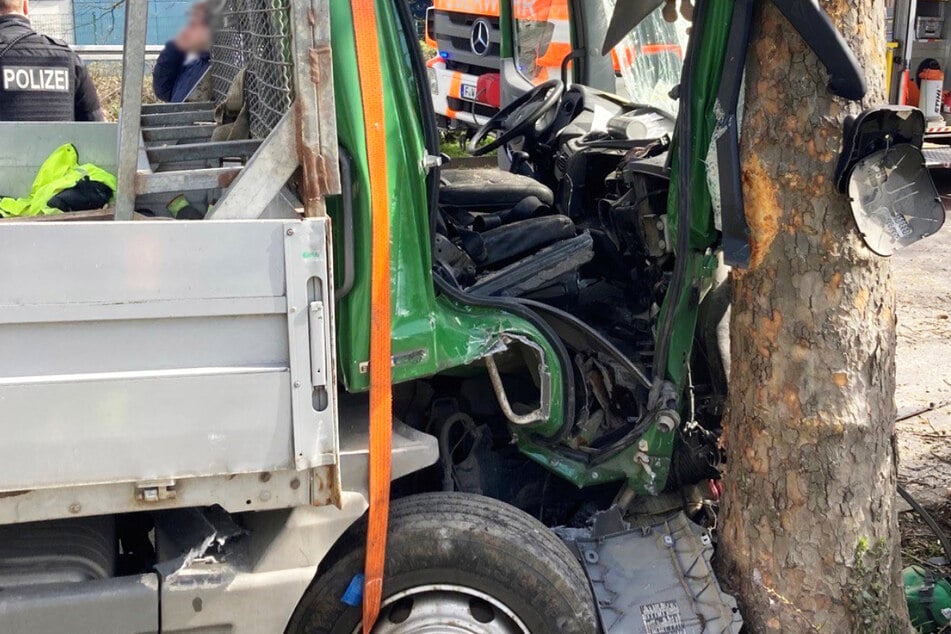 Schwerer Lastwagen-Unfall in Frankfurt: Zwei Menschen im Krankenhaus