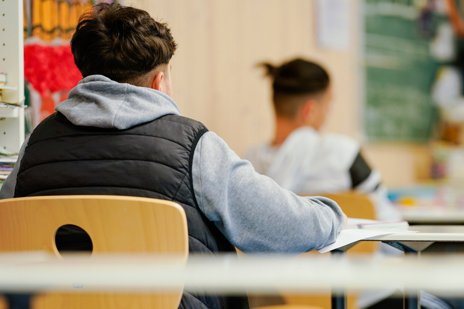 Schüler einer neunten Klasse sitzen während einer Unterrichtsstunde in einem Klassenzimmer. (Archivbild)