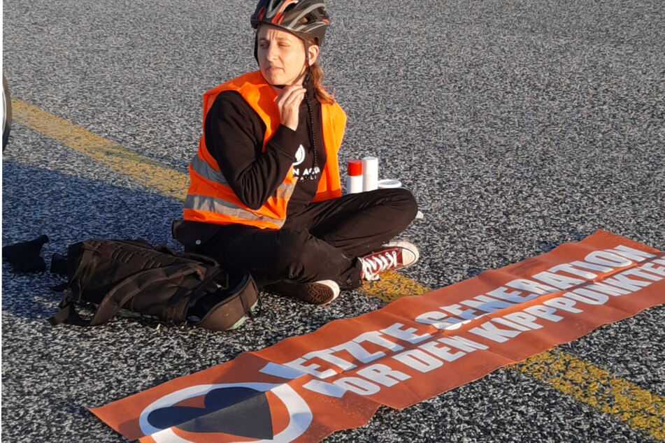 Aktivistin Miriam Meyer am Donnerstag auf dem Rollfeld des Hamburger Flughafens.