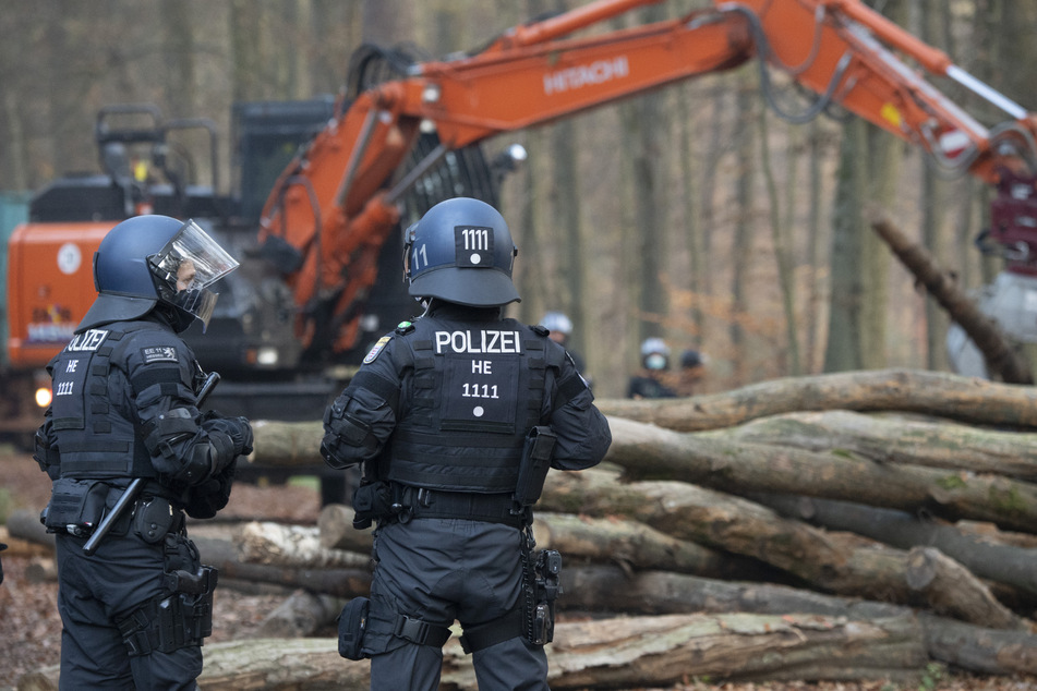 Vor den anstehenden Rodungen im Dannenröder Wald für den Weiterbau der A49 ist die Polizei am Dienstag mit einem größeren Aufgebot im Einsatz.