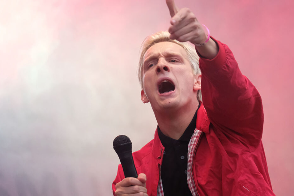 Rappt als "Carsten Chemnitz": Kraftklubsänger Felix Brummer (30).