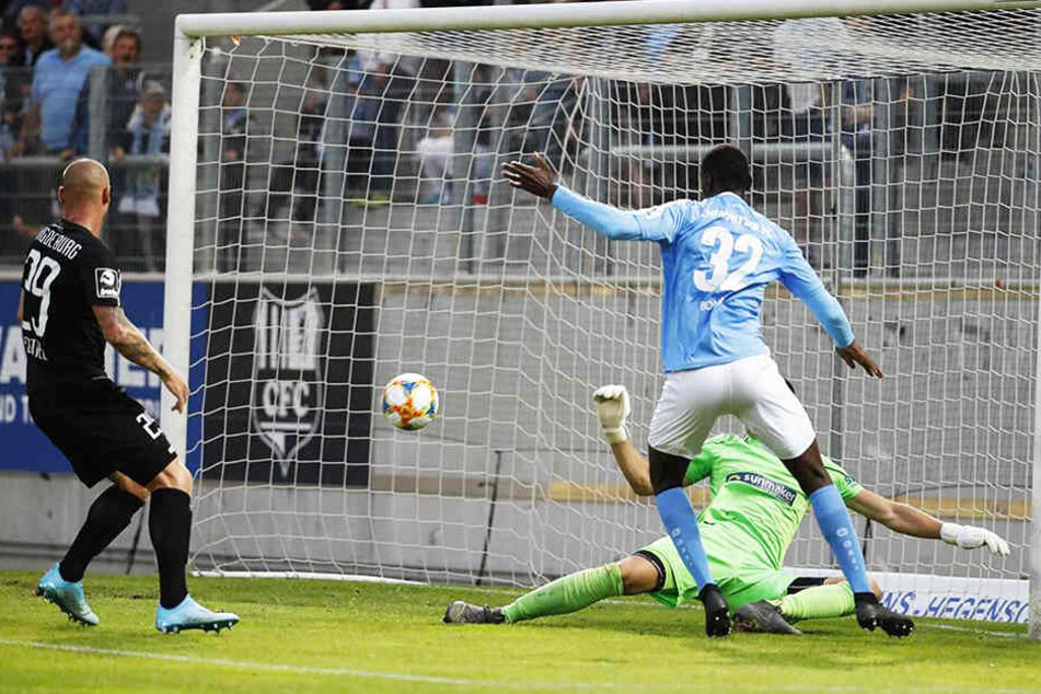 Beim 0:0 gegen Magdeburg hatte Tarsis Bonga den Siegtreffer auf dem Kopf, scheiterte in dieser Szene jedoch am stark reagierenden FCM-Schlussmann Alexander Brunst.