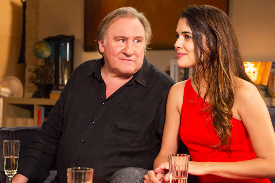 Lebemann Patrick (l., Gerard Depardieu) hat mit Emma (Adriana Ugarte) seine neue Liebe fürs Leben gefunden.