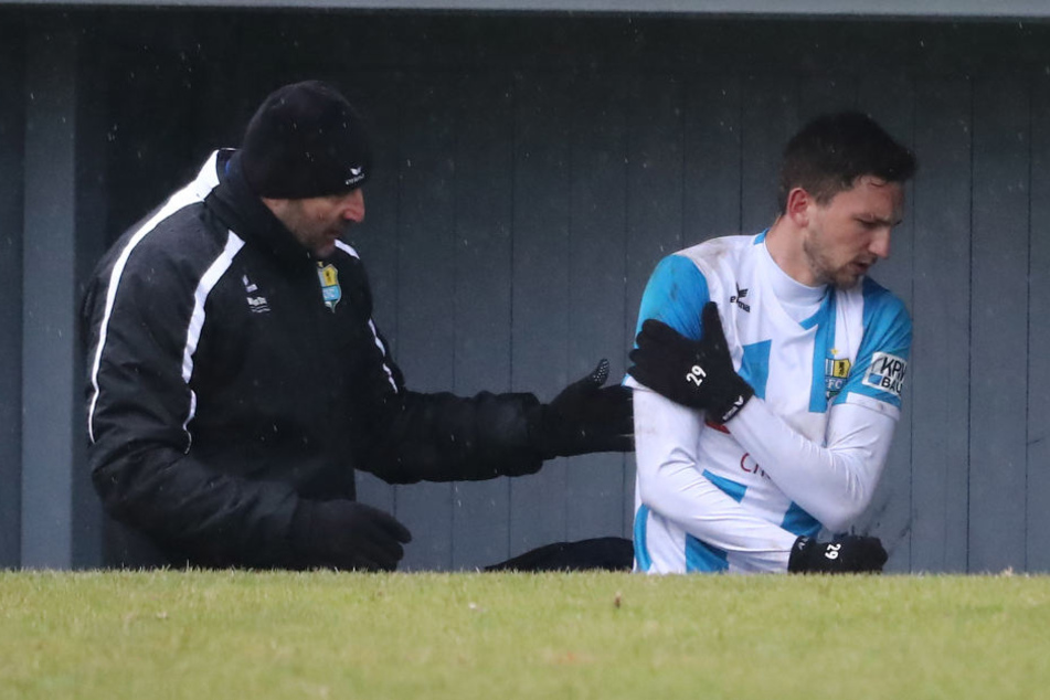 Mit schmerzverzerrtem Gesicht verließ der Mittelfeldmann das Spielfeld.