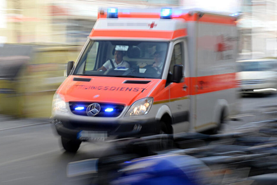 Die 77-Jährige wurde bei dem Unfall verletzt und musste in ein Krankenhaus gebracht werden. (Symbolbild)