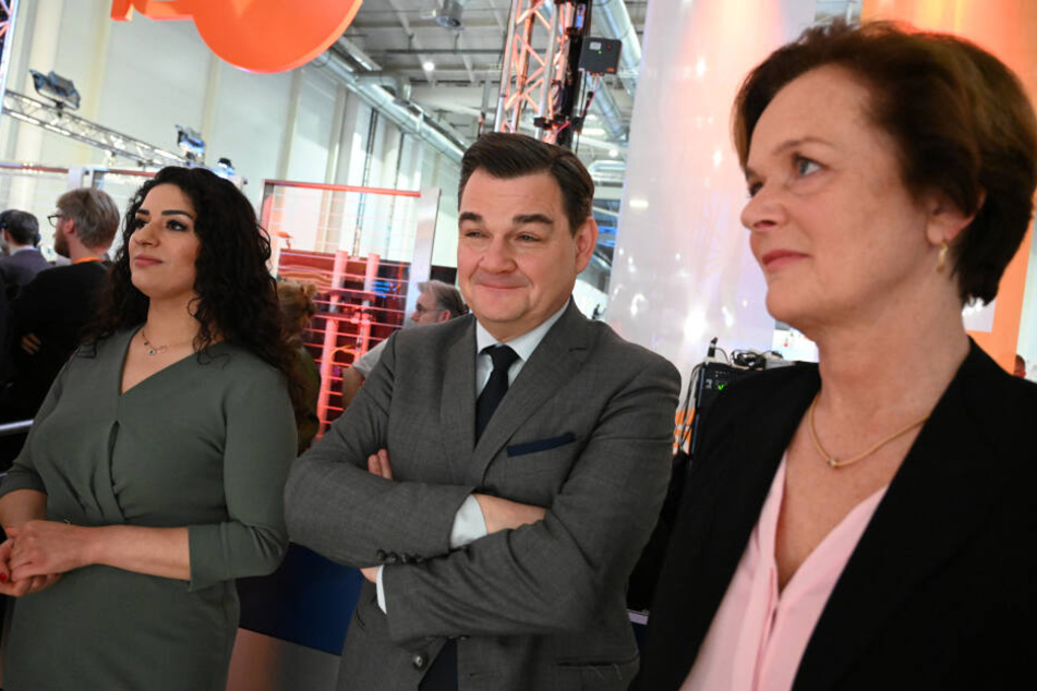 Die Spitzenkandidatin der FDP, Anna-Elisabeth von Treuenfels-Fowein (rechts) wartet neben Cansu Özdemir (Die Linke) und Marcus Weinberg (CDU) auf die Ergebnisse.