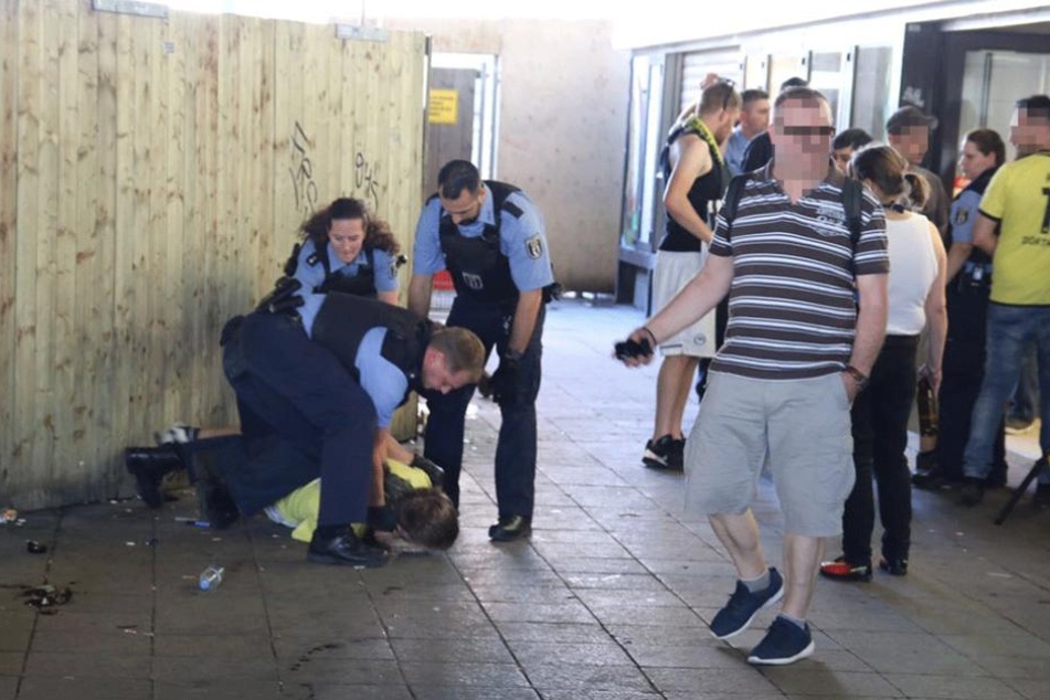 Der Dortmundfan hatte eine Supermarktkassiererin gepöbelt und wurde renitent. Mehrere Polizisten überwältigten ihn.