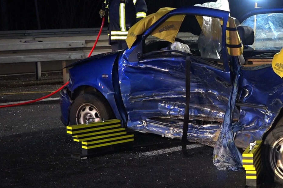 Das Foto zeigt ein beschädigtes Auto am Unfallort.