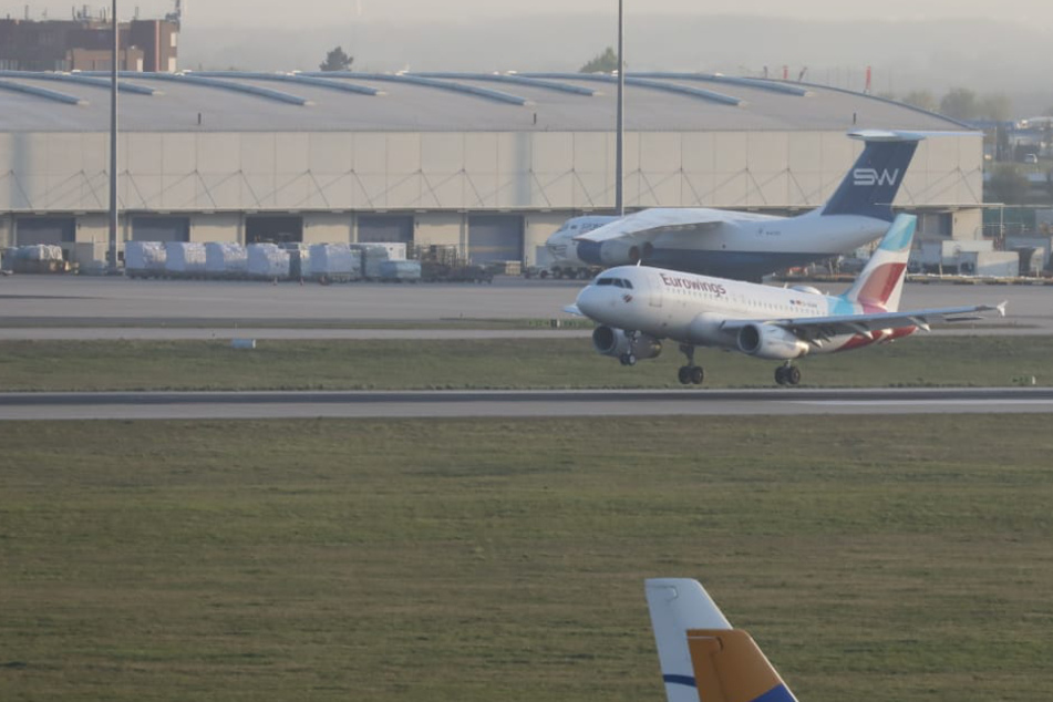 Mit einer Eurowings-Maschine landeten am Donnerstag die ersten Erntehelfer in Leipzig.