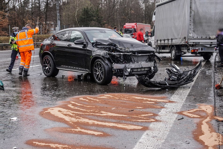 Unfall A8: Mercedes-Fahrerin löst Kettenreaktion aus: A8 nach Unfall gesperrt, langer Stau!
