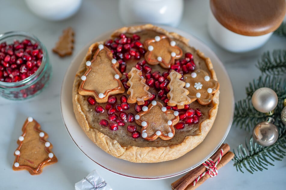 Wenn man den Spekulatiuskuchen verziert, ist er nicht nur optisch, sondern auch geschmacklich ein echter Hit.