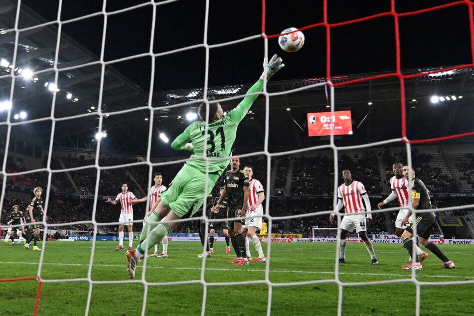 Ersatzkeeper Matheo Raab (27) rettet Union mit dieser Parade den Sieg.