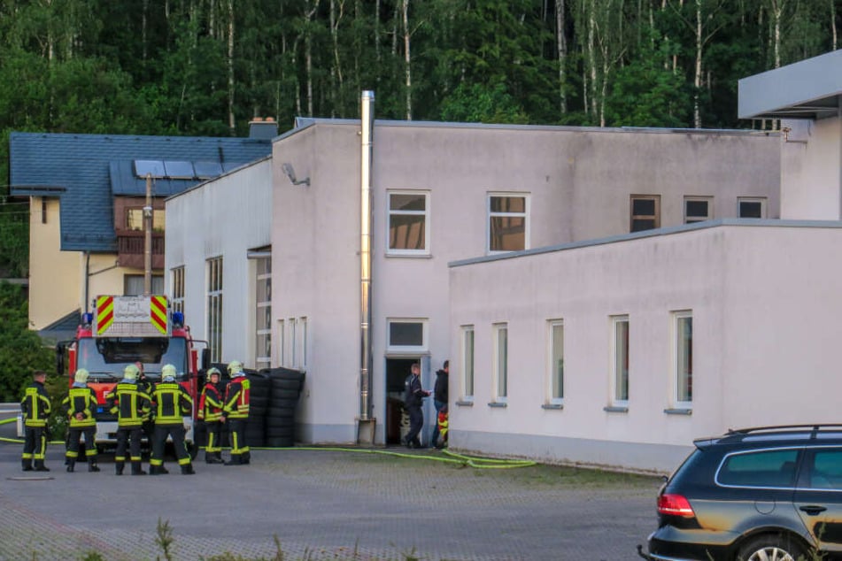 Als die Einsatzkräfte eintrafen, stand an einem Autohaus ein Müllcontainer in Flammen.