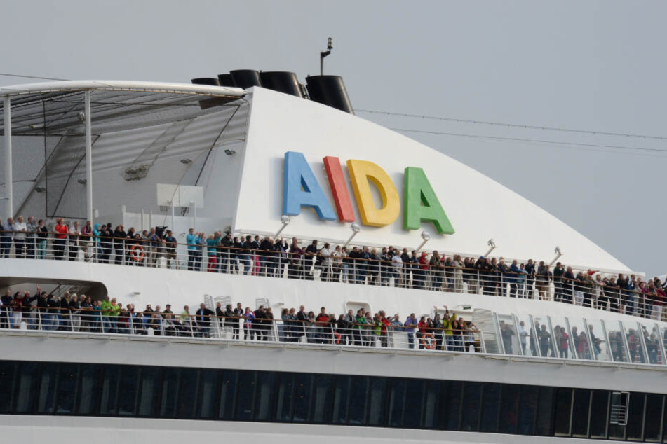 Passagiere stehen an Bord des Kreuzfahrtschiffs "Aida Sol".