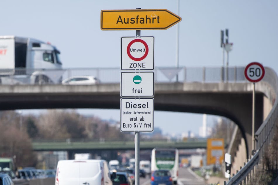 Ein Schild weist auf das Diesel-Fahrverbot hin.