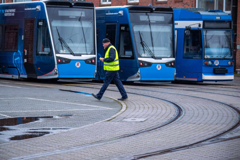 Die Straßenbahnen blieben am Dienstag stehen.