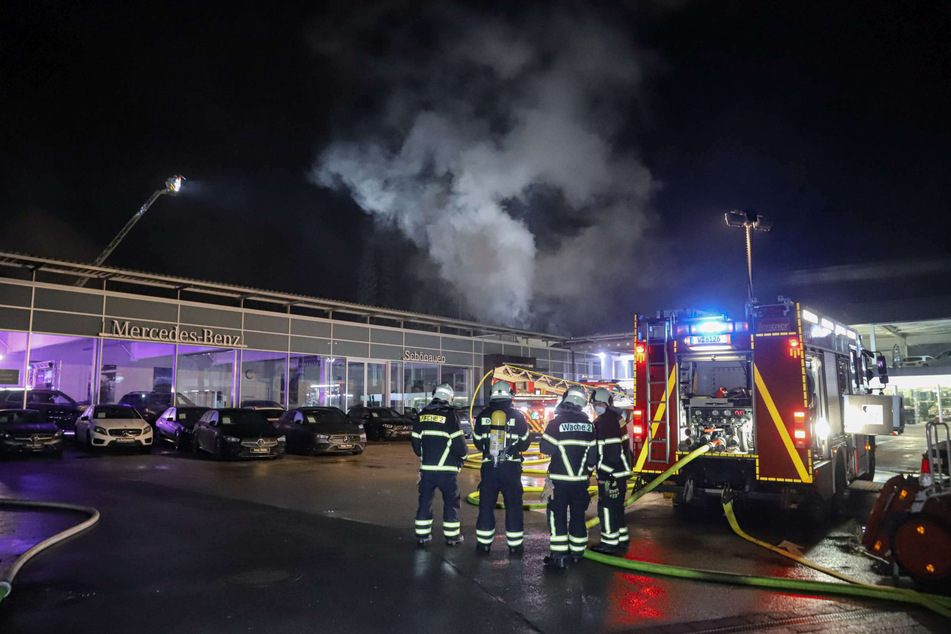 Die Feuerwehr musste in Wuppertal einen Brand in der Lagerhalle eines Mercedes-Benz-Händlers löschen.