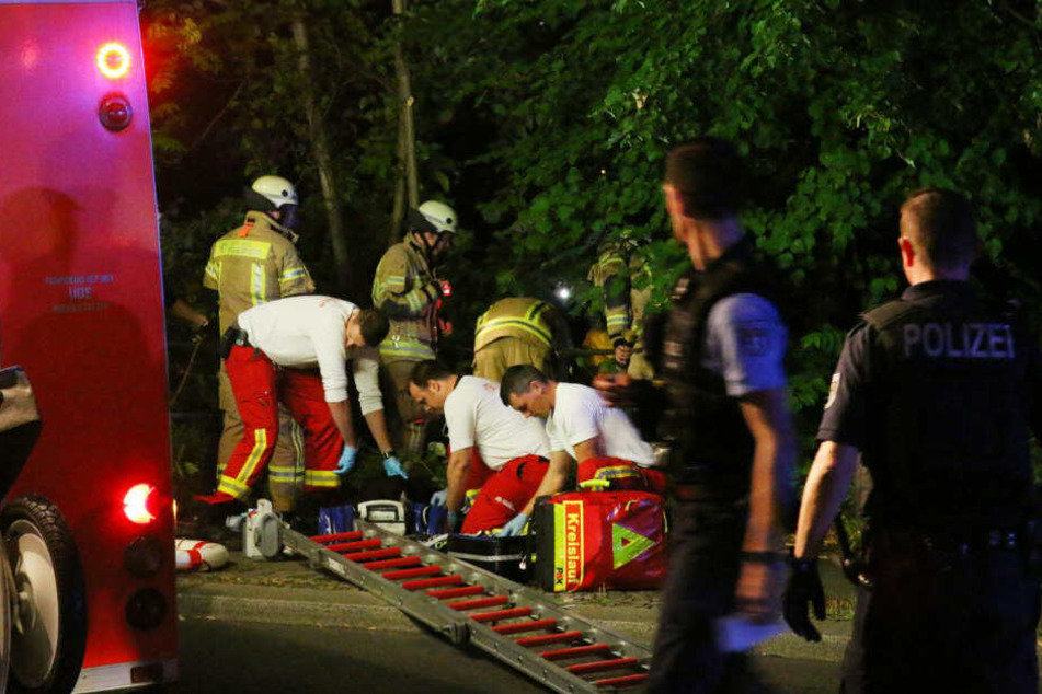 Rettungskräfte kümmern sich um den Mann.