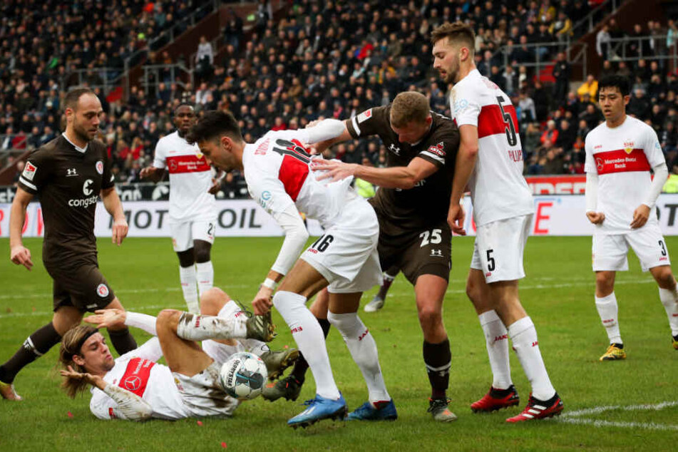 St. Paulis Rico Benatelli (l) und Henk Veerman (3.v.r) im Kampf um den Ball mit Stuttgarts Borna Sosa (l-r), Atakan Karazor und Nathaniel Phillips.