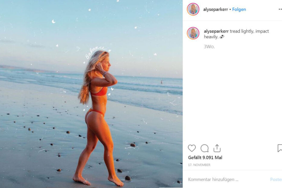 Alyse Parker an einem einsamen Strand.