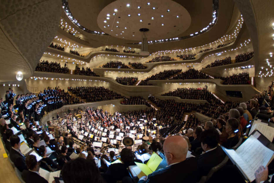 Der Konzertsaal der Elbphilharmonie ist während einer Veranstaltung prall gefüllt.